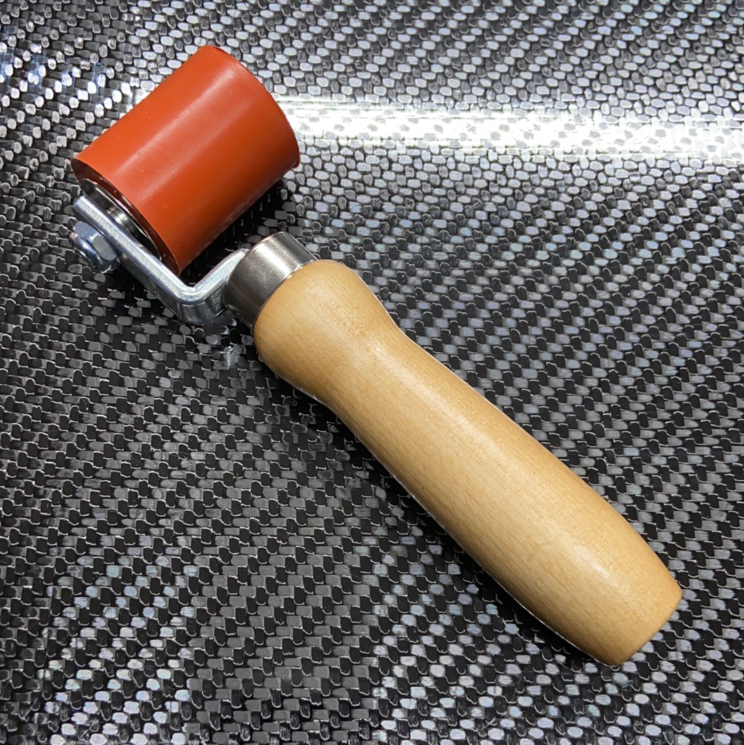 Skirt seam roller